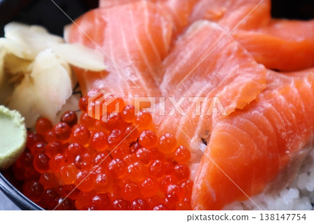 美味的鮭魚和鮭魚籽飯 138147754