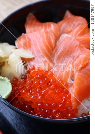 美味的鮭魚和鮭魚籽飯 美味的鮭魚和鮭魚籽飯 138147997