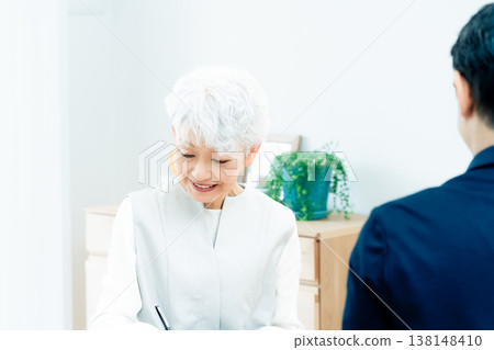一位老婦人正在聽銷售員的講解 138148410