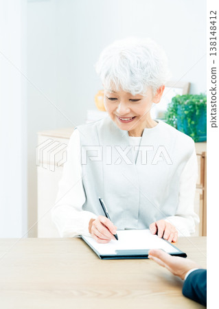 一位老婦人正在聽銷售員的講解 138148412