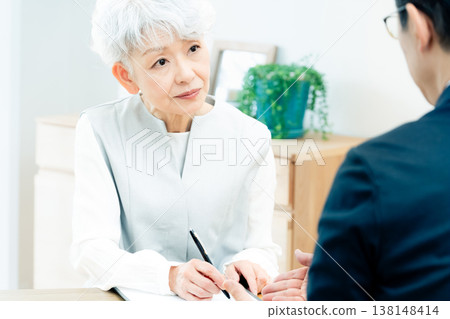 一位老婦人正在聽銷售員的講解 138148414