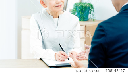 一位老婦人正在聽銷售員的講解 138148417