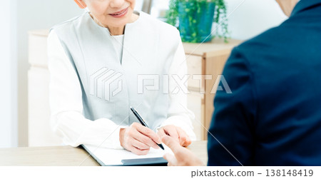 一位老婦人正在聽銷售員的講解 138148419