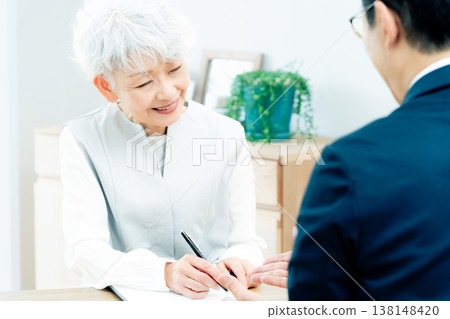 一位老婦人正在聽銷售員的講解 138148420