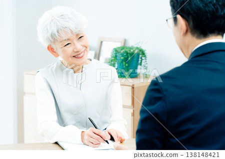 一位老婦人正在聽銷售員的講解 138148421