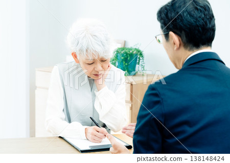 一位老婦人正在聽銷售員的講解 138148424