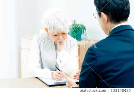 一位老婦人正在聽銷售員的講解 138148425