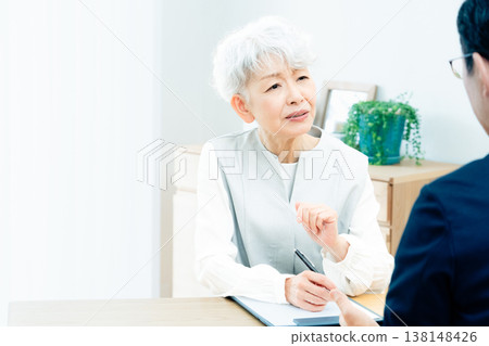 一位老婦人正在聽銷售員的講解 138148426