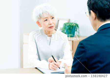 一位老婦人正在聽銷售員的講解 138148427