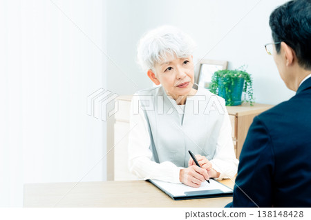 一位老婦人正在聽銷售員的講解 138148428