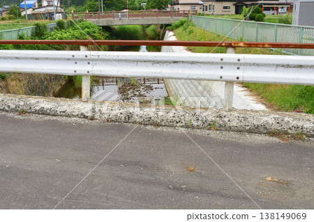 混凝土部分因老化而劣化的公路橋樑。 混凝土部分因老化而劣化的公路橋樑。 138149069