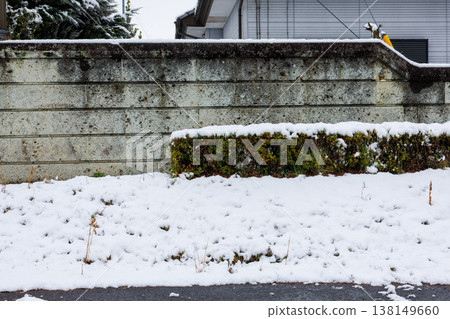 道路和停車場有積雪 道路和停車場有積雪 138149660