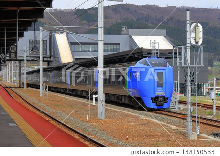 一列藍色特快列車疾駛穿過北部入口 | 柴油列車的引擎聲在新函館北斗站迴盪 138150533