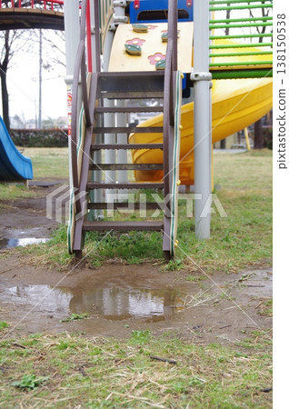 公園裡的遊樂設施,水坑 公園裡的遊樂設施,水坑 138150538