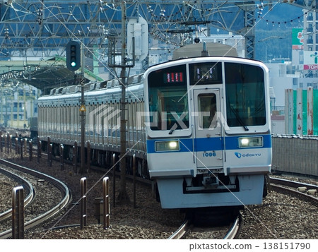 小田急1000系列車，1096F次列車，停靠在狛江站 138151790