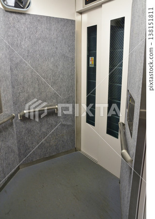 Right-angle, two-way entrance/exit elevator Right-angle, two-way entrance/exit elevator 138151811