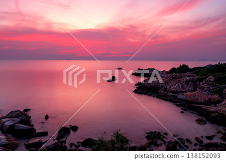 Seascape of stone arch cliff and sea at dusk in Ko Man Klang, Rayong 138152093