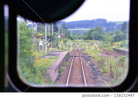 從JR北海道函館本線山越站到石倉站的當地列車車窗外看到的景色(2023年夏雨) 從JR北海道函館本線山越站到石倉站的當地列車車窗外看到的景色(2023年夏雨) 138152447