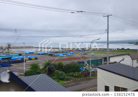 從JR北海道函館本線石倉站到森站的當地列車車窗外看到的風景（2023年夏雨） 138152478