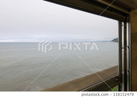 從JR北海道函館本線石倉站到森站的當地列車車窗外看到的風景(2023年夏雨) 從JR北海道函館本線石倉站到森站的當地列車車窗外看到的風景(2023年夏雨) 138152479