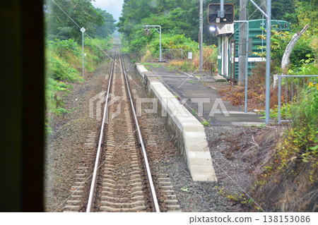 從JR北海道函館本線佐原支線森站到鹿部站的當地列車車窗外看到的景色（2023年夏雨） 138153086
