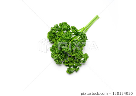 一張白色背景上鮮豔翠綠的歐芹圖片。 一張白色背景上鮮豔翠綠的歐芹圖片。 138154030