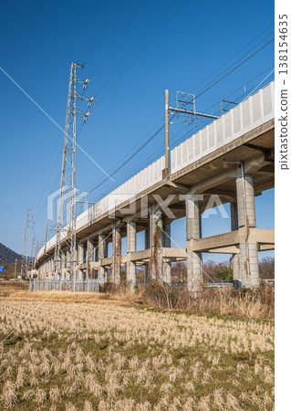 厚生線穿過滋賀縣大津市北小松市的農村地區。 厚生線穿過滋賀縣大津市北小松市的農村地區。 138154635