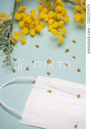 一張沾滿含羞草花粉的白色面具的特寫。 138155474
