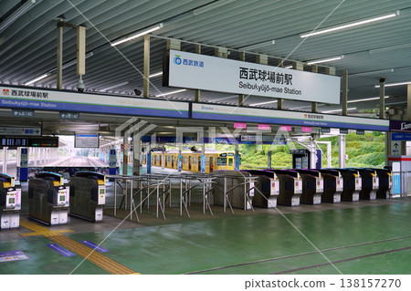 平日里,西武急上前站的檢票口很安靜。 平日里,西武急上前站的檢票口很安靜。 138157270