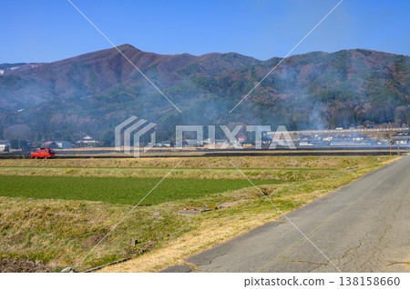 【春天的跡象】焚燒稻田堤壩【西春內,伊那市】 【春天的跡象】焚燒稻田堤壩【西春內,伊那市】 138158660