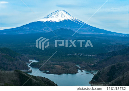 富士山和湖泊的雪景全景。 富士山和湖泊的雪景全景。 138158782