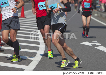 當業餘跑者在馬拉鬆比賽中流暢奔跑時，腳部和跑鞋的動態運動 138158896