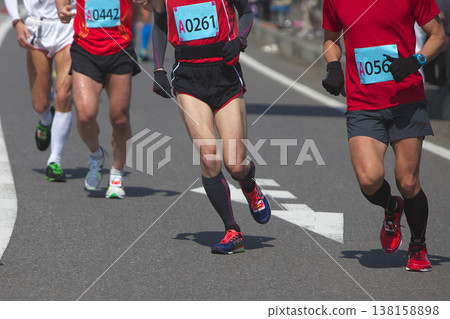 當業餘跑者在馬拉鬆比賽中流暢奔跑時，腳部和跑鞋的動態運動 138158898