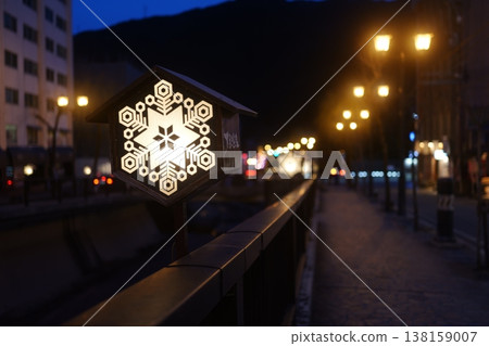 溫泉鎮的夜景 溫泉鎮的夜景 138159007