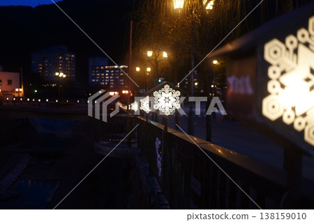溫泉鎮的夜景 138159010