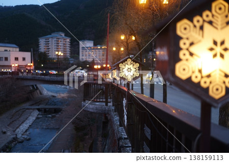 溫泉鎮的夜景 溫泉鎮的夜景 138159113