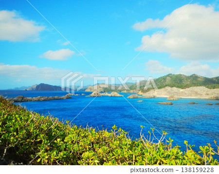 從小笠原群島南島的山頂可以欣賞壯麗的海景和群島景色。 從小笠原群島南島的山頂可以欣賞壯麗的海景和群島景色。 138159228