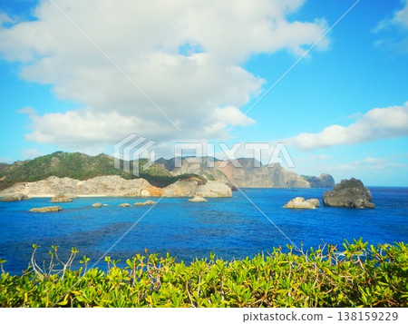 從小笠原群島南島的山頂上眺望平靜的大海和珊瑚礁。 138159229