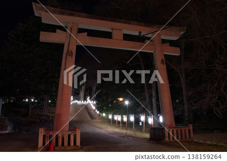 在公主神社的Su訪大社神社torii 在公主神社的Su訪大社神社torii 138159264