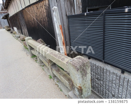Inaribashi Bridge: In the Genroku era, Takasago-cho was surrounded on all sides by a moat, and Inaribashi Bridge was one of the bridges that spanned that moat. Inaribashi Bridge: In the Genroku era, Takasago-cho was surrounded on all sides by a moat, and Inaribashi Bridge was one of the bridges that spanned that moat. 138159875