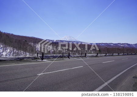從赤井川村等力停車場看到的春天的羊蹄山 從赤井川村等力停車場看到的春天的羊蹄山 138159891