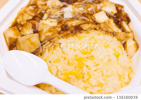 美味的麻婆豆腐炒飯午餐 美味的麻婆豆腐炒飯午餐 138160039