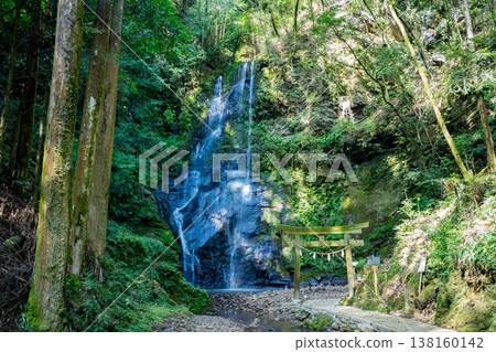 The torii gate and waterfall of Hayakitsuhime Shrine (Saito City) The torii gate and waterfall of Hayakitsuhime Shrine (Saito City) 138160142