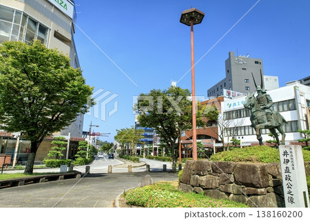 彥根市、井伊直政雕像以及彥根站前的景色 彥根市、井伊直政雕像以及彥根站前的景色 138160200