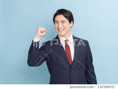 一名商人揮拳歡呼(藍色畫面) 一名商人揮拳歡呼(藍色畫面) 138160417