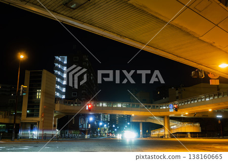 夜幕降臨,城市的十字路口和天橋籠罩在一片寂靜之中,構成了一幅美麗的夜景。 夜幕降臨,城市的十字路口和天橋籠罩在一片寂靜之中,構成了一幅美麗的夜景。 138160665