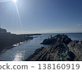陽光照耀下的城島海域和岩石海岸。 138160919