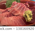 一碗盛滿肥美鮪魚和中等肥瘦鮪魚的湯。 138160920