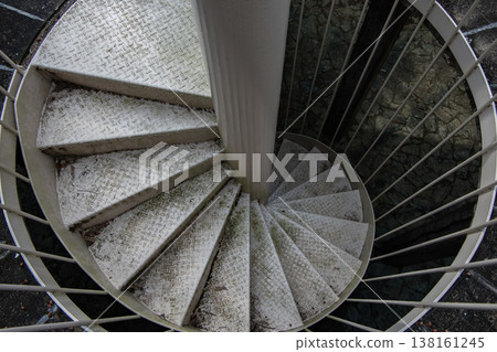 一座破舊的白色螺旋樓梯，一幅飽經風霜的建築所構成的懷舊景象。 138161245