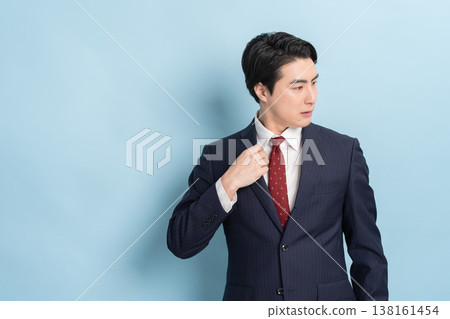 酷帥的商人(藍色背景) 酷帥的商人(藍色背景) 138161454